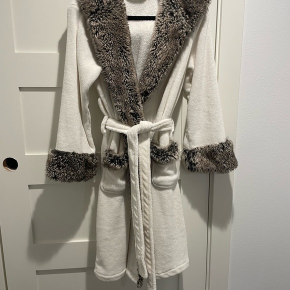 Pottery Barn Cream and Brown Faux Fur Trim Robe - Picture 5 of 11